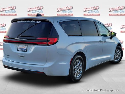 Used 2024 Chrysler Pacifica Touring-L image 6