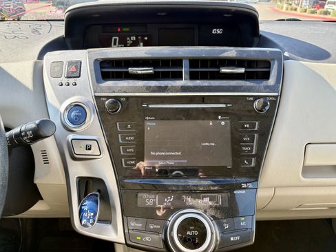 Used 2016 Toyota Prius V image 18