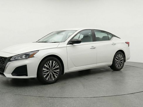 Used 2025 Nissan Altima 2.5 SV image 3