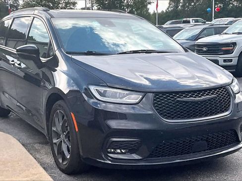 Used 2025 Chrysler Pacifica Limited FWD image 1