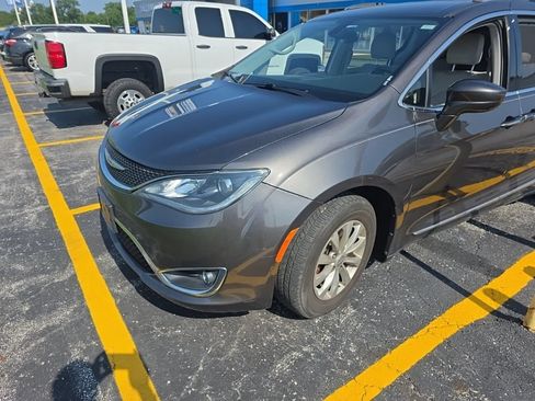 Used 2018 Chrysler Pacifica Touring-L FWD image 1