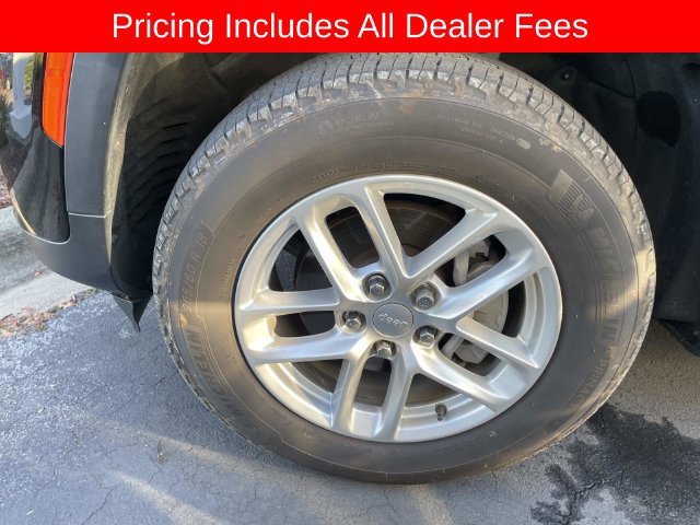 Used 2024 Jeep Grand Cherokee Laredo X w/ Luxury Tech Group I AWD/4WD image 2
