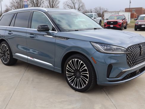 Used 2025 Lincoln Aviator Black Label image 3