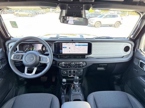 Used 2025 Jeep Wrangler Unlimited Sahara image 12