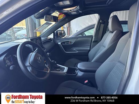 Used 2024 Toyota RAV4 SE image 16