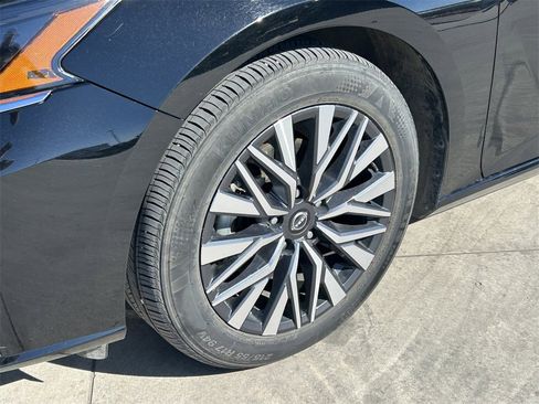 Used 2025 Nissan Altima 2.5 SV image 9