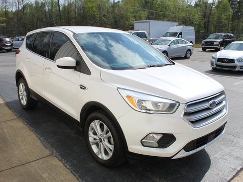 Used 2019 Ford Escape SE FWD image 2