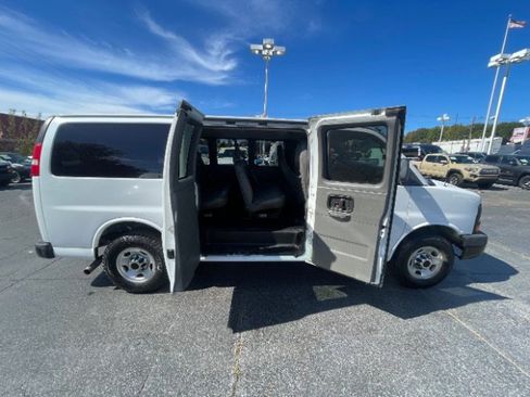 Used 2010 Chevrolet Express 3500 LS image 10