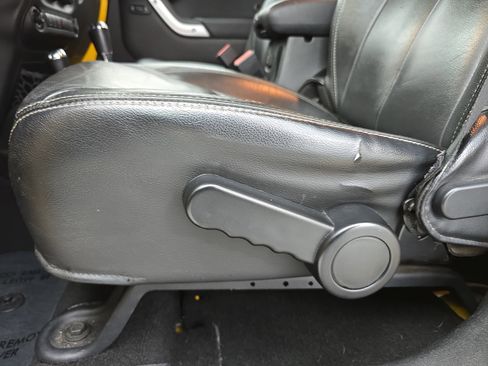 Used 2015 Jeep Wrangler Unlimited Rubicon w/ Connectivity Group image 27