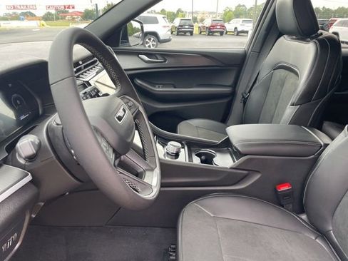 Used 2025 Jeep Grand Cherokee Altitude RWD image 7