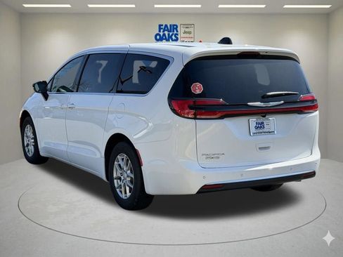 New 2026 Chrysler Pacifica Select image 8