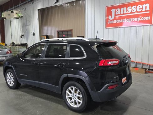 Used 2018 Jeep Cherokee Latitude w/ Cold Weather Group image 3