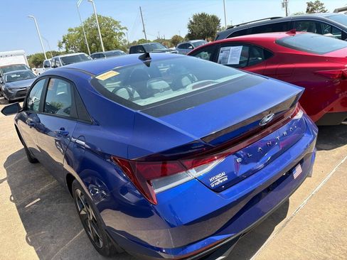 Used 2023 Hyundai Elantra SEL w/ Convenience Package FWD image 4