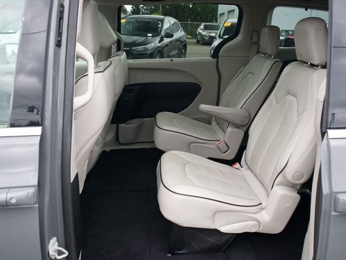 Used 2021 Chrysler Pacifica Limited w/ Premium & Safety Sphere Group AWD/4WD image 10