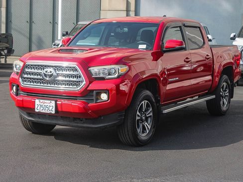 Used 2016 Toyota Tacoma TRD Sport w/ Towing Package image 3