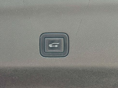 Used 2022 Chevrolet Tahoe Z71 w/ Z71 Off-Road Package AWD/4WD image 9