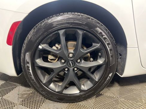 Certified 2025 Chrysler Pacifica Limited image 12