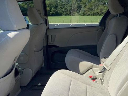 Used 2015 Toyota Sienna LE FWD image 38