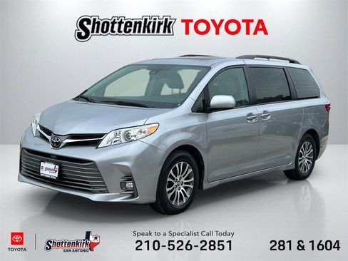 Used 2018 Toyota Sienna XLE w/ XLE Navigation Package image 1