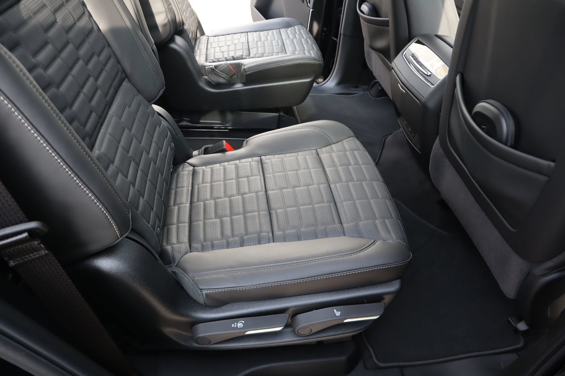 New 2026 Cadillac Escalade Platinum Sport w/ LPO, ONYX Package AWD/4WD image 16