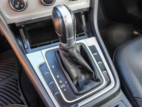 Used 2015 Volkswagen Golf S image 23