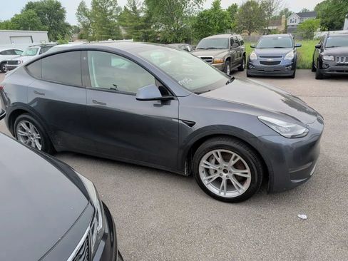 Used 2022 Tesla Model Y Long Range AWD/4WD image 3