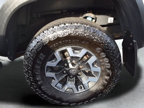 Used 2022 Toyota Tacoma TRD Off-Road AWD/4WD image 8
