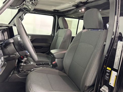 Used 2025 Jeep Wrangler Unlimited Sahara image 26