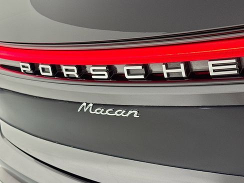 Used 2025 Porsche Macan AWD/4WD image 8