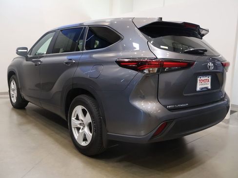 Used 2024 Toyota Highlander LE AWD/4WD image 6