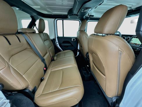 Used 2022 Jeep Wrangler Unlimited Sahara AWD/4WD image 19