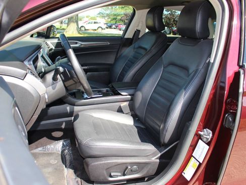 Used 2017 Ford Fusion SE w/ Fusion SE Technology Package FWD image 16