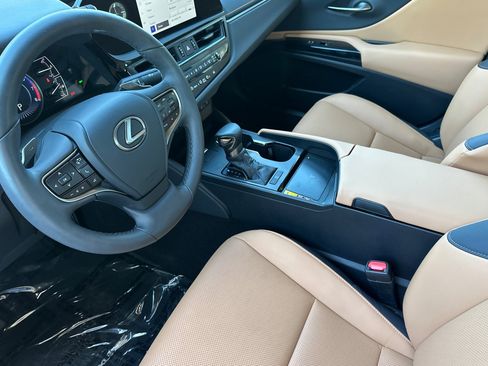 Used 2024 Lexus ES 350 w/ Premium Package FWD image 10