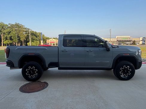 Used 2025 GMC Sierra 2500 AT4X AWD/4WD image 9