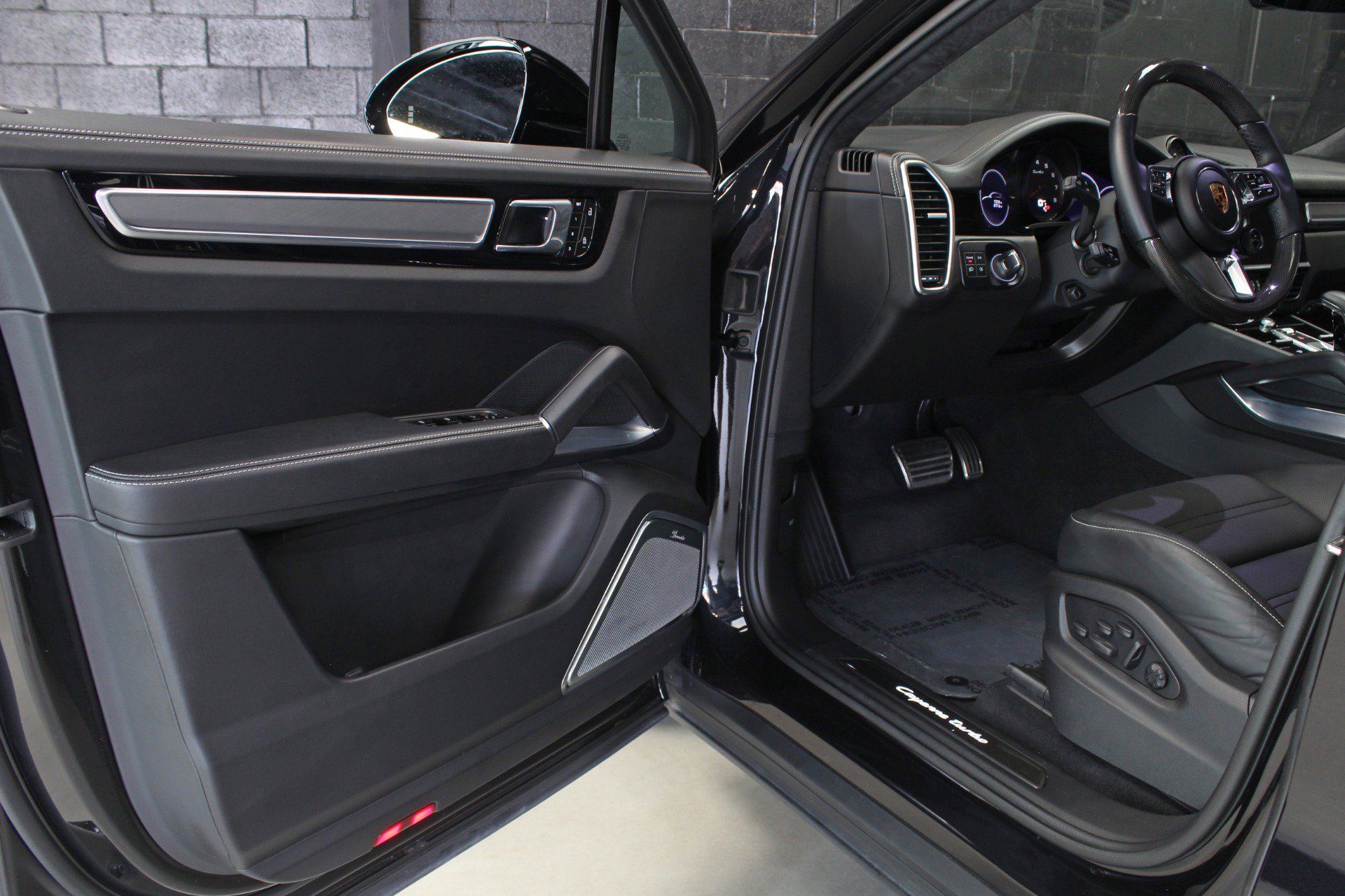 Used 2022 Porsche Cayenne Turbo AWD/4WD image 30
