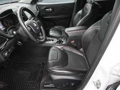 Used 2019 Jeep Cherokee Trailhawk w/ Comfort/Convenience Group AWD/4WD image 14