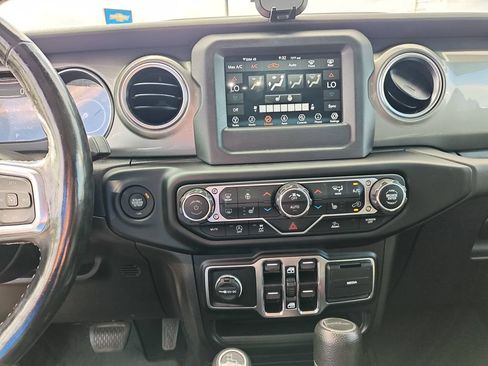 Used 2021 Jeep Gladiator Overland w/ Cold Weather Group AWD/4WD image 21