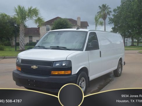Used 2020 Chevrolet Express 3500 Extended w/ Driver Convenience Package RWD image 2