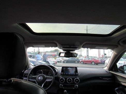 Used 2021 Nissan Sentra SR w/ SR Premium Package image 16