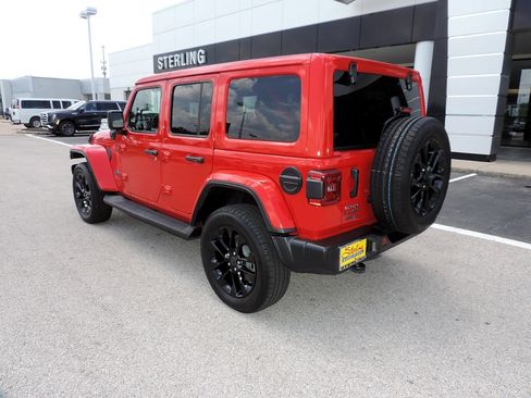 Used 2025 Jeep Wrangler Unlimited Sahara AWD/4WD image 7