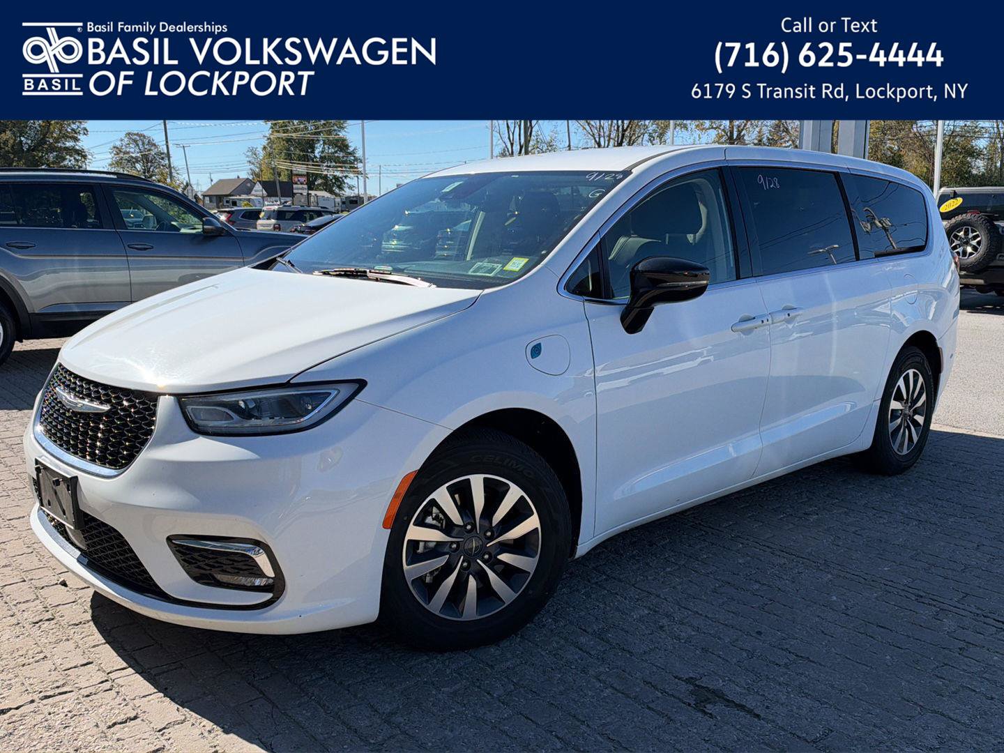 Used 2024 Chrysler Pacifica Limited FWD image 1