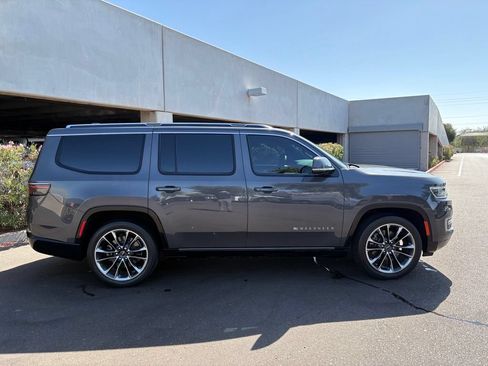 Used 2022 Jeep Wagoneer Series III w/ Premium Group I AWD/4WD image 3