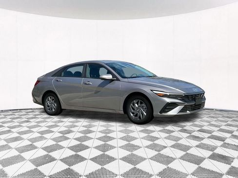 New 2025 Hyundai Elantra Blue image 16