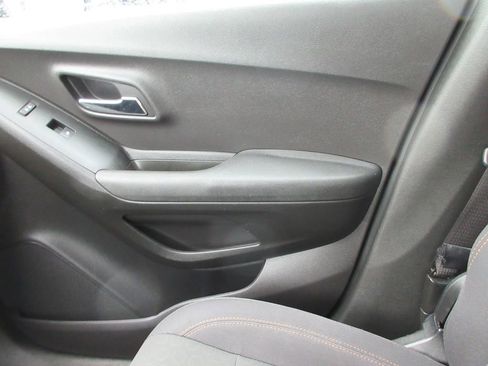 Used 2018 Chevrolet Trax LS FWD image 28