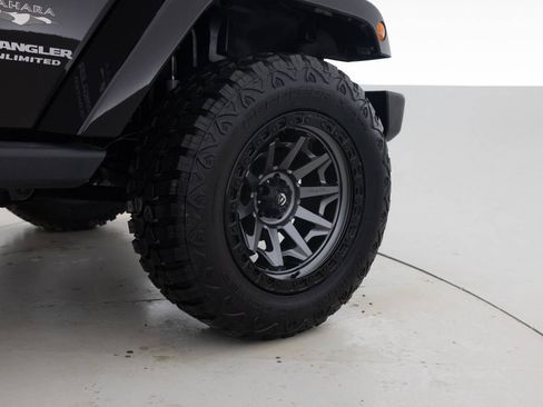 Used 2017 Jeep Wrangler Unlimited Sahara w/ Connectivity Group image 18