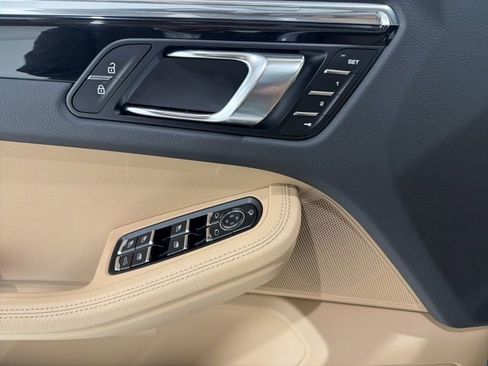 Used 2025 Porsche Macan image 11