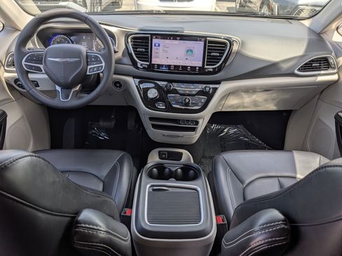 Used 2023 Chrysler Pacifica Touring-L FWD image 30