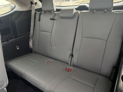 Used 2024 Toyota Highlander Limited image 30