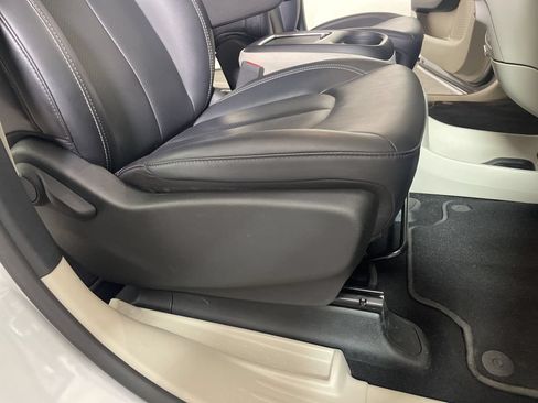 Used 2024 Chrysler Pacifica Touring-L FWD image 23