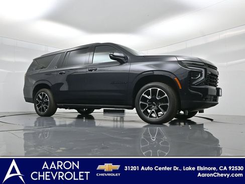 Used 2025 Chevrolet Suburban RST RWD image 2
